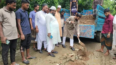 সোনাগাজীতে জামায়াত নেতার উদ্যোগে ভাঙা সড়কের সংস্কার কাজ শুরু