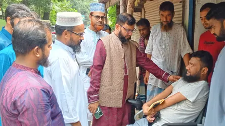 দাগনভুঞায় প্রতিবন্ধী যুবককে জামায়াতের আর্থিক সহায়তা