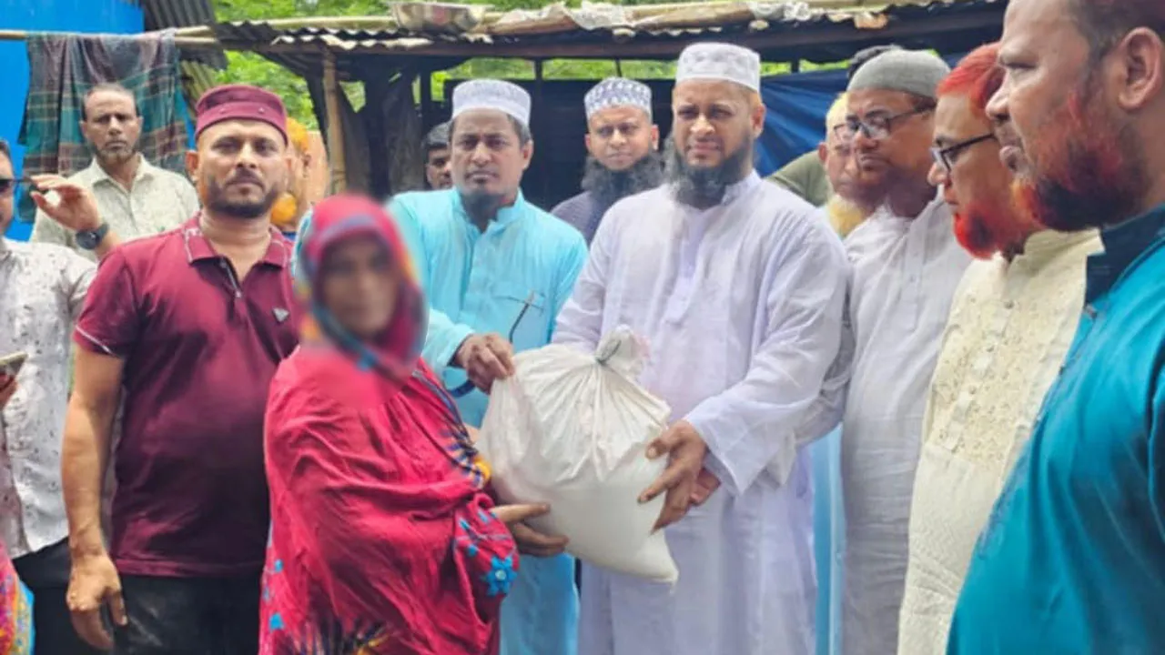 ছাগলনাইয়ায় বন্যার্তদের মাঝে জামায়াতের খাদ্য সহায়তা