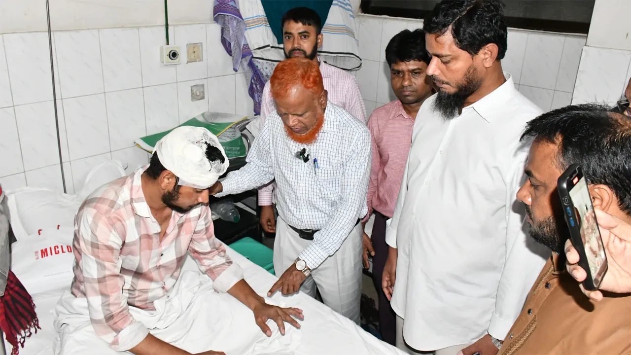 জবিতে ছাত্রদলের হামলায় আহতদের দেখতে হাসপাতালে জামায়াত নেতারা