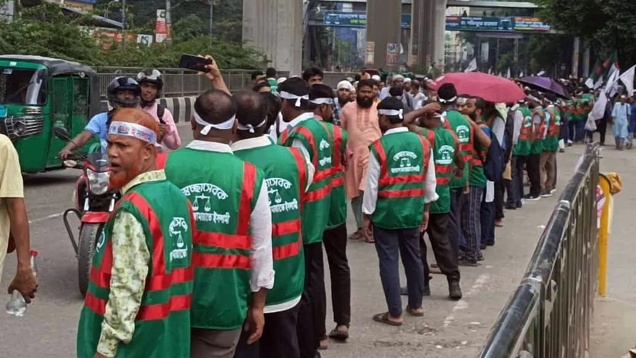 রাস্তার শৃঙ্খলা রক্ষায় মোড়ে মোড়ে কাজ জামায়াতের স্বেচ্ছাসেবকরা