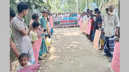মাদারগঞ্জে ব্রিজ ও পাকা রাস্তা নির্মাণের দাবিতে মানববন্ধন