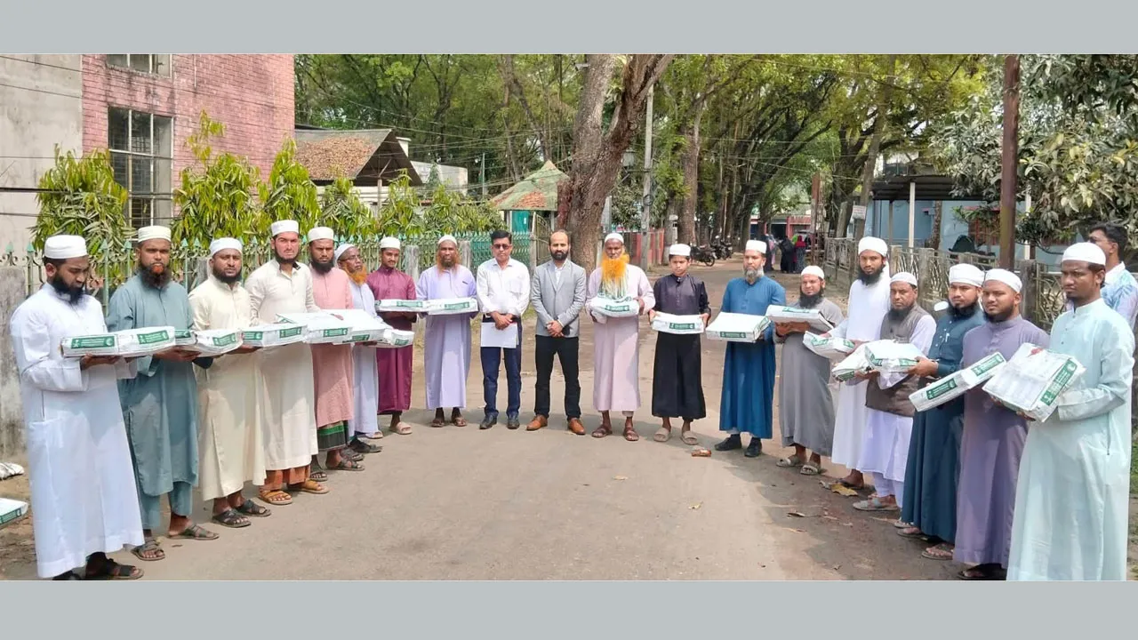 মাদারগঞ্জে ১৭ হাফেজিয়া মাদরাসা ও এতিমখানায় খেজুর বিতরণ