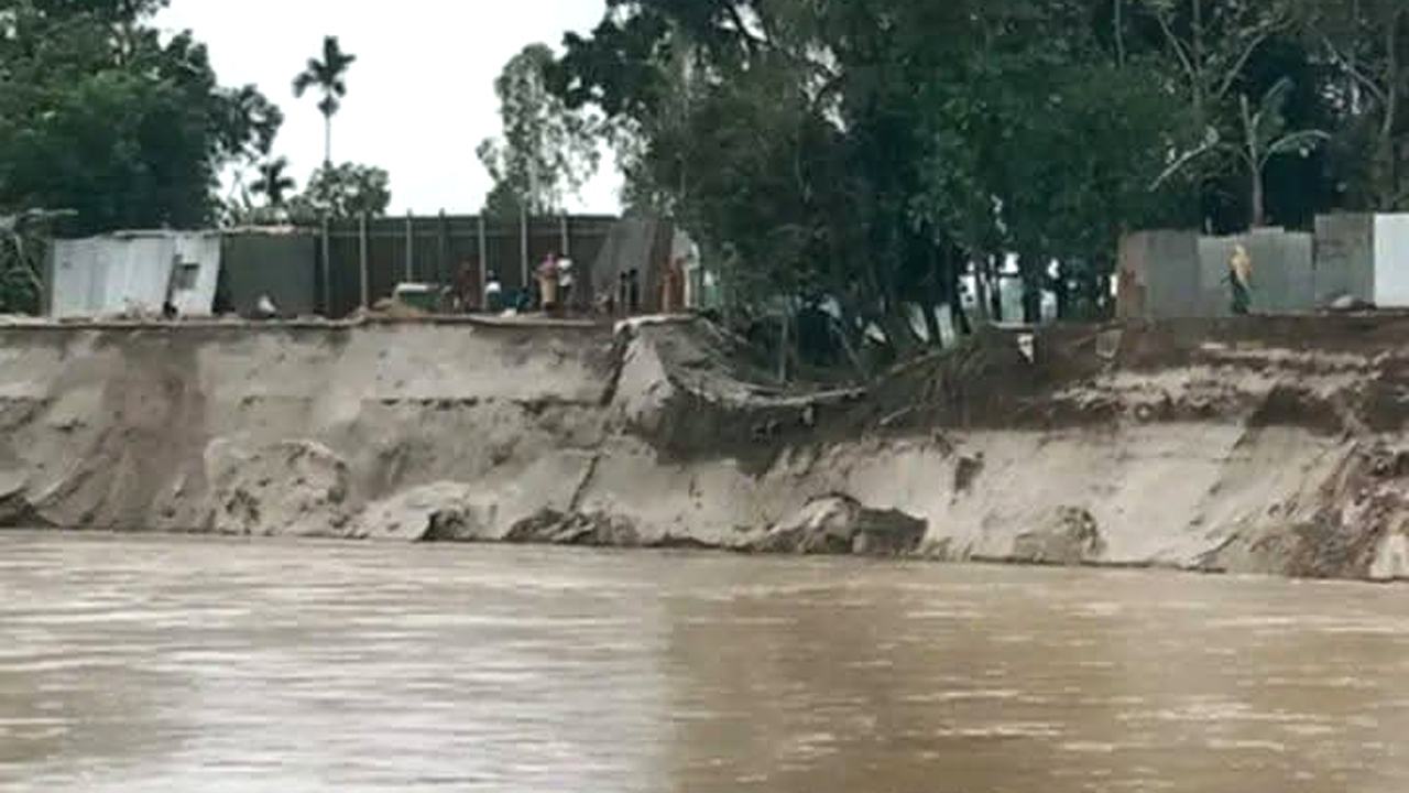 পাহাড়ি ঢলে নদীতে বিলীন হচ্ছে বসতভিটা ও ফসলি জমি