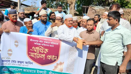 জীবননগরে অগ্নিকাণ্ডে ক্ষতিগ্রস্ত ব্যবসায়ীদের পাশে দাঁড়িয়েছে জামায়াতে ইসলামী