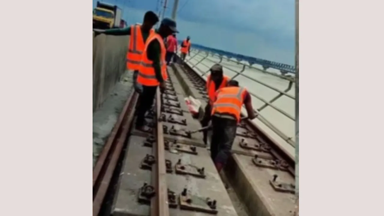 যমুনা সেতুর রেলপথ অপসারণ কাজ শুরু, প্রশস্ত হবে সড়ক