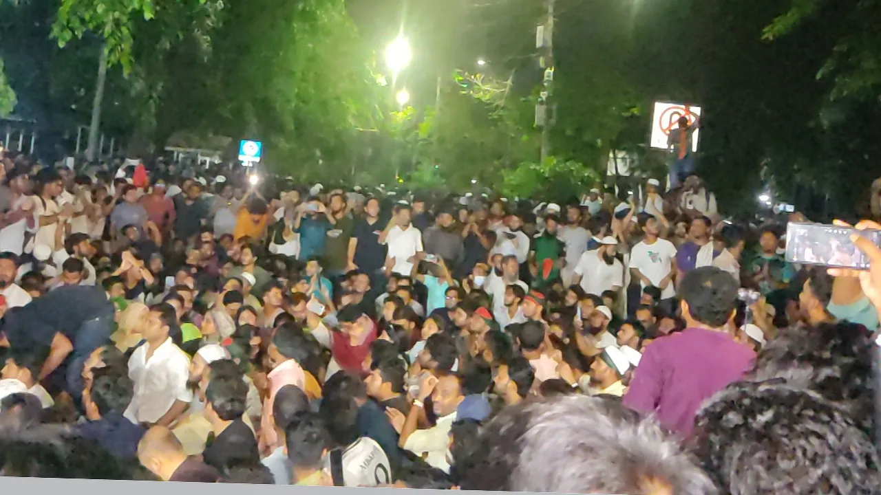 আওয়ামী লীগ নিষিদ্ধের দাবিতে যমুনার সামনে অবস্থান