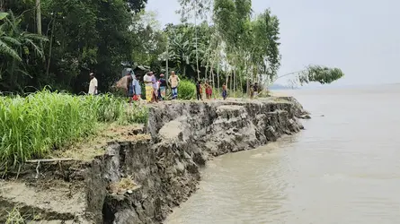 যমুনায় বাড়ছে পানি-ভাঙন আতঙ্কে নদীতীরবাসী