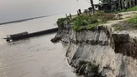 জামালপুরে যমুনার পাড় ভেঙে মাঝি নিখোঁজ, উদ্ধার অভিযান স্থগিত
