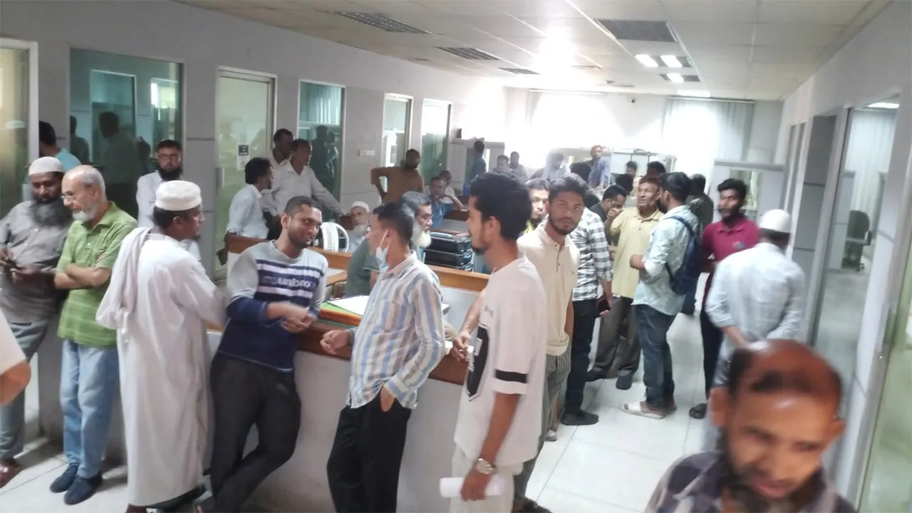বকেয়া বেতন ও বোনাস পরিশোধ না হলে জনকণ্ঠ মালিকের বাসভবন ঘেরাওয়ের হুঁশিয়ারি