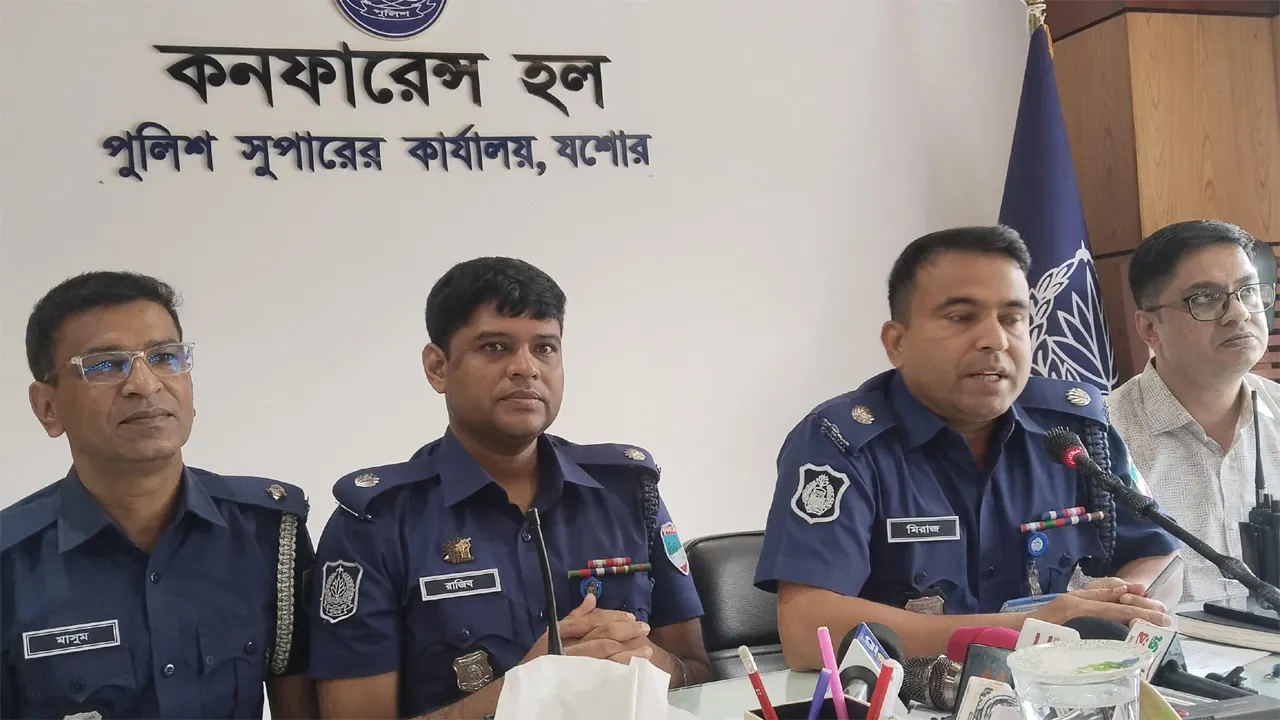 যশোরে উদ্ধার প্রাইভেটকার ঘিরে পাল্টাপাল্টি অভিযোগ