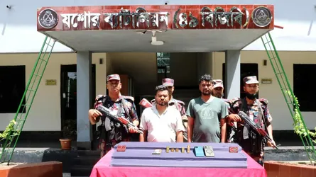 যশোরে ১ কোটি ২২ লাখ টাকার স্বর্ণসহ পাচারকারী আটক