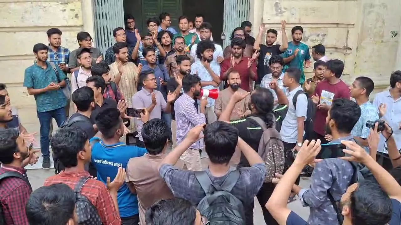 রেজিস্ট্রারের পদত্যাগের দাবিতে উত্তাল জবি ক্যাম্পাস