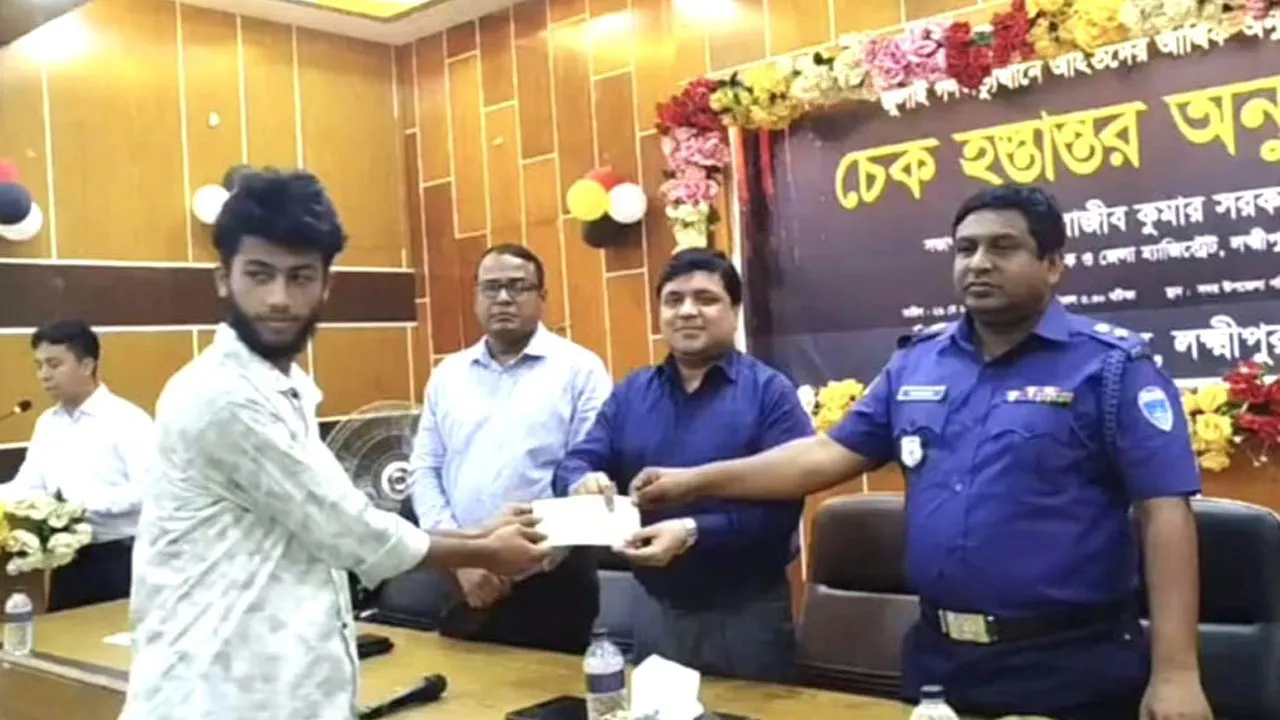 লক্ষ্মীপুরে অভ্যুত্থানে আহতদের মাঝে অনুদানের চেক বিতরণ