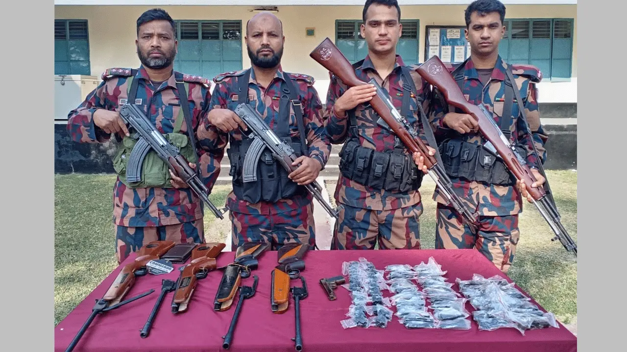 চৌগাছা সীমান্ত থেকে ৪টি এয়ারগান ও ১টি গ্যাস পিস্তল উদ্ধার