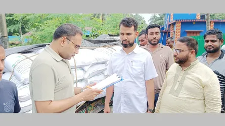 চৌগাছায় ৪০ বস্তা সরকারি সার উদ্ধার, কৃষকদের মাঝে ন্যায্যমূল্যে বিক্রি