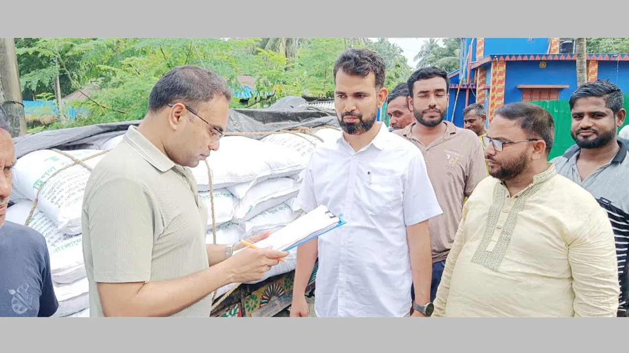 চৌগাছায় ৪০ বস্তা সরকারি সার উদ্ধার, কৃষকদের মাঝে ন্যায্যমূল্যে বিক্রি