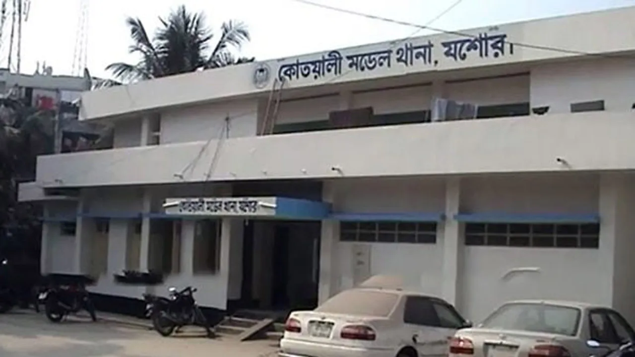 যশোরে পাচারকারীর জুতার ভেতরে মিলল ২ কোটি টাকার স্বর্ণের বার