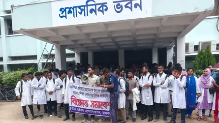 যশোরে ইন্টার্ন চিকিৎসকদের কর্মবিরতি