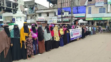 গৃহবধূর মৃত্যুর ঘটনায় বিচার দাবিতে নলছিটিতে মানববন্ধন