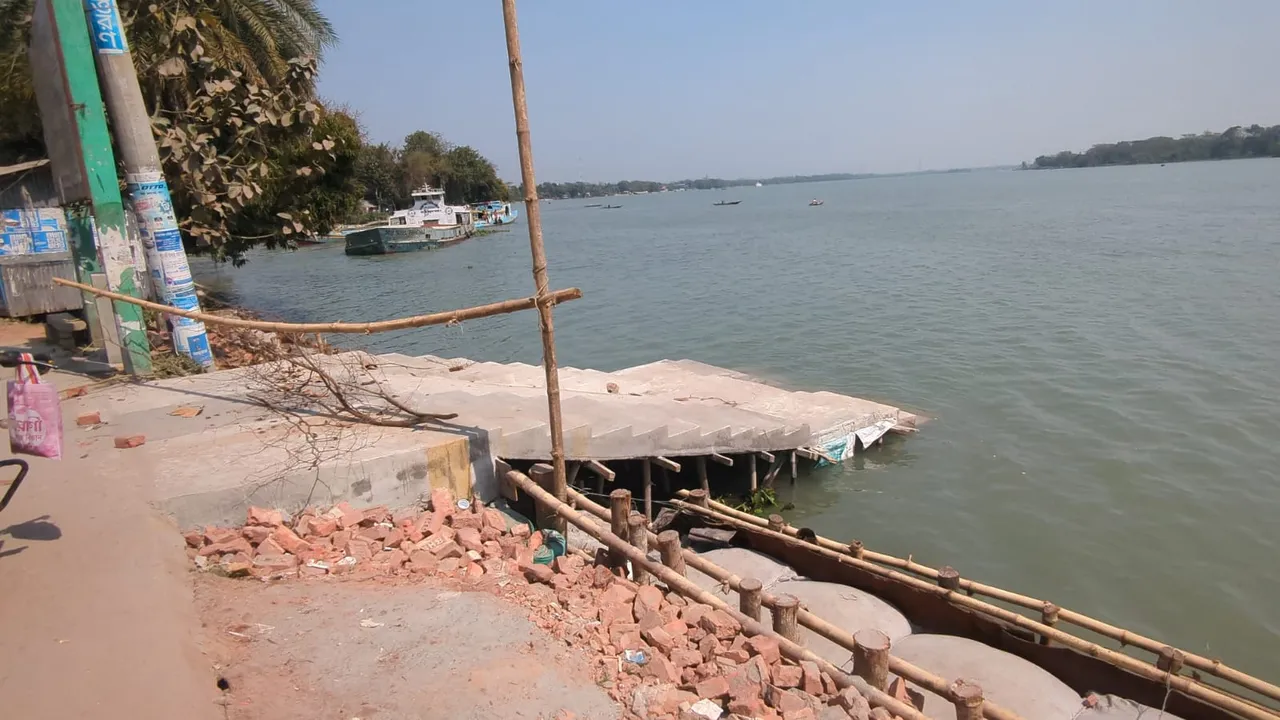 ঝালকাঠিতে উদ্বোধনের আগেই ফাটল ৭ লাখ টাকার ঘাটলায়