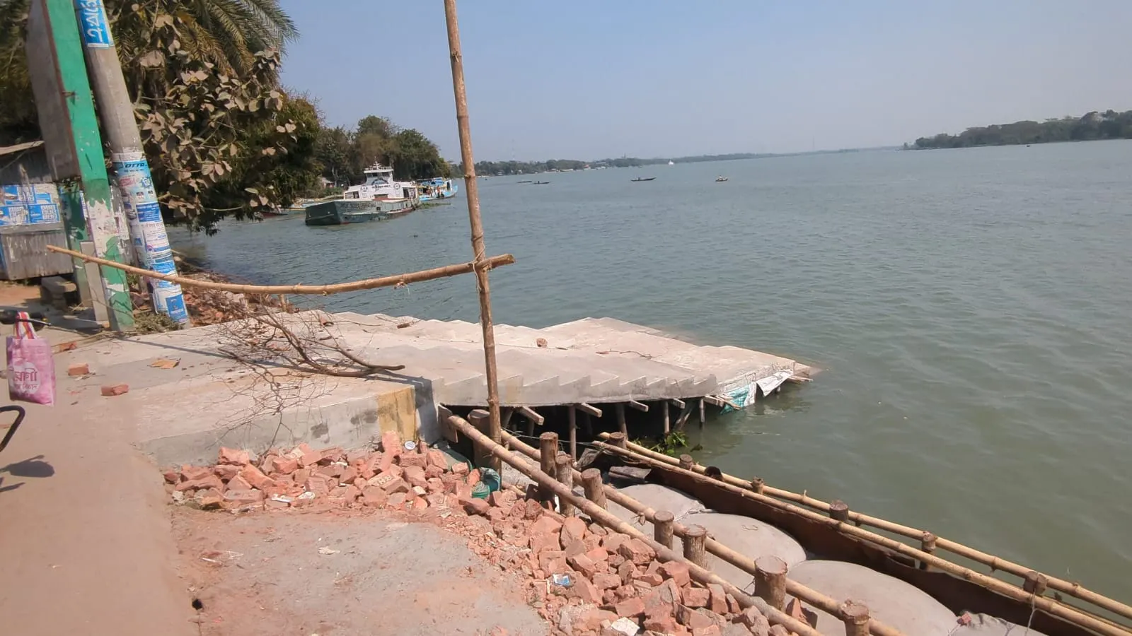 ঝালকাঠিতে উদ্বোধনের আগেই ফাটল ৭ লাখ টাকার ঘাটলায়