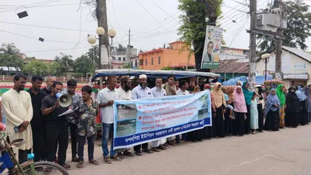 ঝালকাঠিতে ভাঙন রোধ ও সড়ক সংস্কারের দাবিতে মানববন্ধন