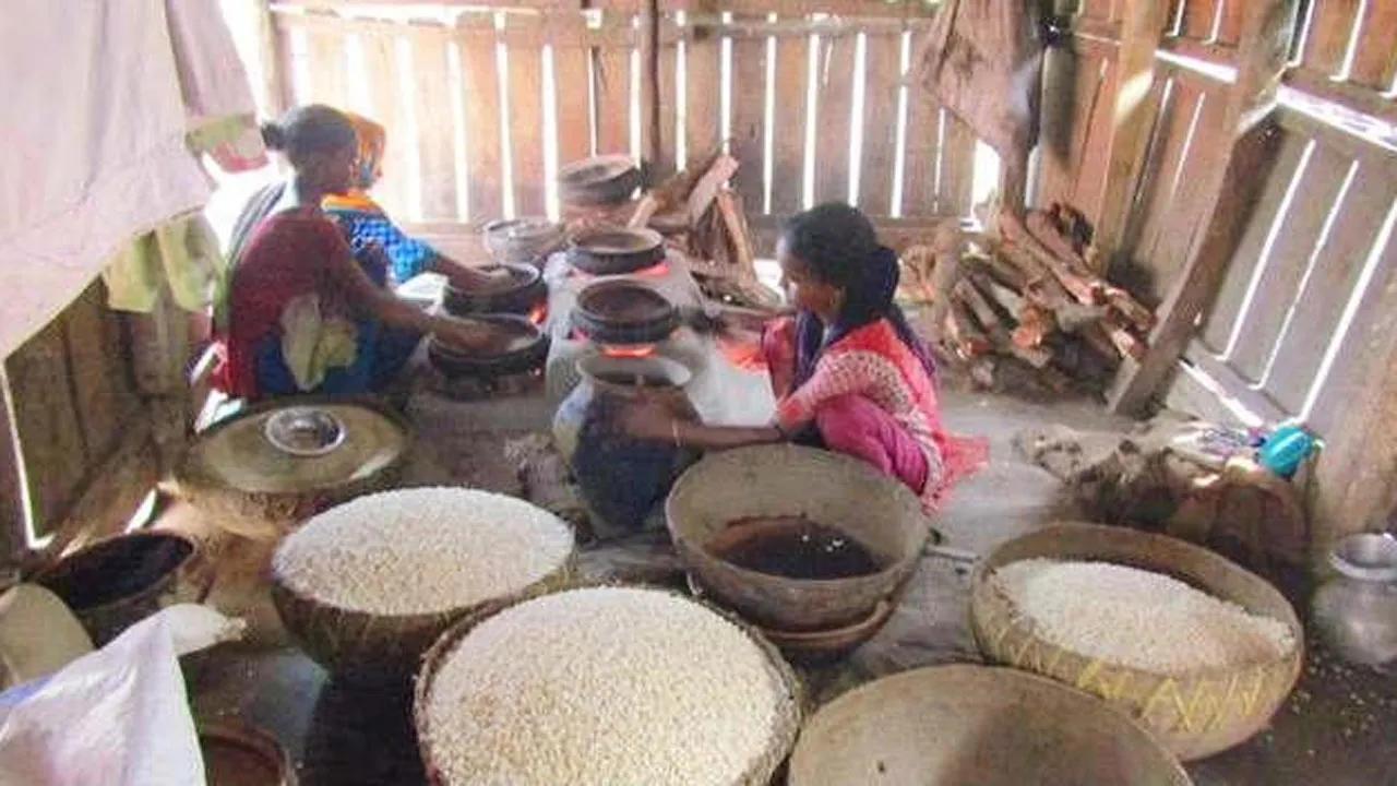 ঝালকাঠির ২০ গ্রামের ৩ শতাধিক পরিবার মুড়ি ভাজায় ব্যস্ত