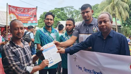 ঝালকাঠির ঐতিহ্যবাহী ভিমরুলি পেয়ারা বাজারে ডেঙ্গু সচেতনতামূলক লিফলেট বিতরণ