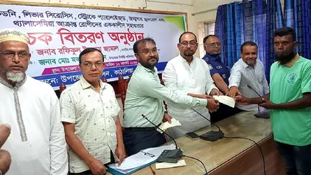 কাঁঠালিয়ায় ৪ রোগী পেলেন ২ লাখ টাকার চিকিৎসা সহায়তা
