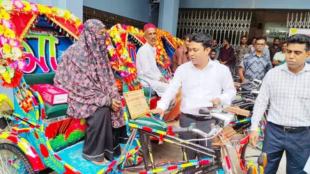 ঝালকাঠিতে হতদরিদ্র পরিবারের মাঝে অটোরিকশা বিতরণ