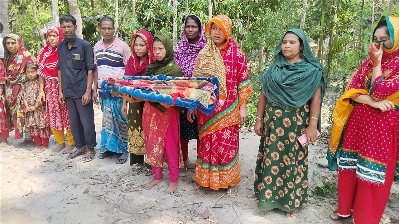 ঝালকাঠিতে সন্তানের লাশ নিয়ে মানববন্ধনে দাঁড়িয়ে বিচার চাইলেন মা
