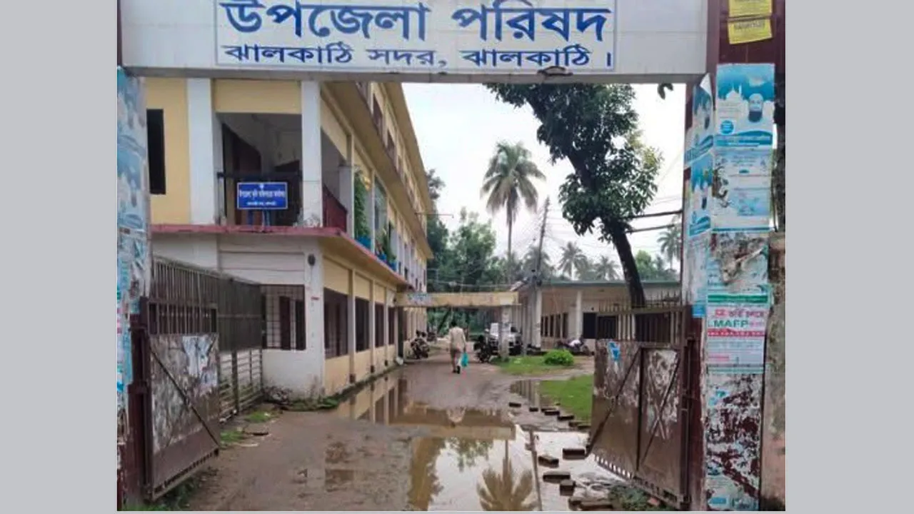 ঝালকাঠি সদর উপজেলা পরিষদের প্রবেশপথে বৃষ্টিতেই জলাবদ্ধতা, ভোগান্তিতে সাধারণ মানুষ