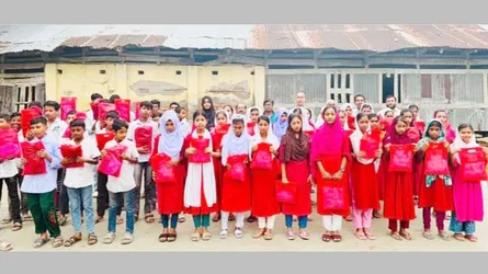 কাঁঠালিয়ায় নতুন স্কুলড্রেস পেয়ে উচ্ছ্বসিত অর্ধশতাধিক শিক্ষার্থী