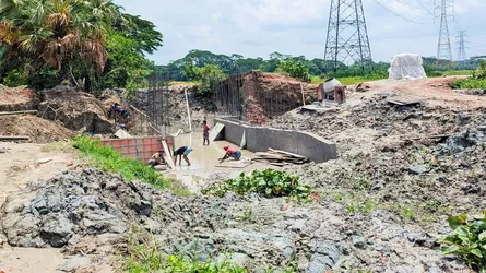 ঝালকাঠিতে কালভার্ট নির্মাণে বিকল্প সড়ক নেই, দুর্ভোগে দুই ইউনিয়নবাসী