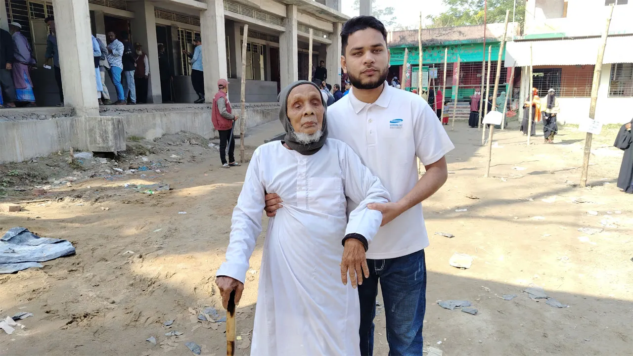 ভোটের টানে কেন্দ্রে ৯৫ বছর বয়সী আব্দুল সত্তার গাজী