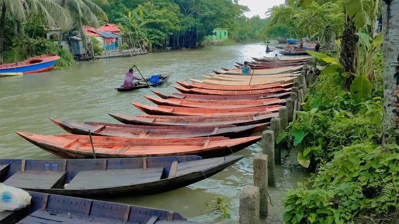 শরতেও ঝালকাঠিতে জমজমাট নৌকার বেচাকেনা