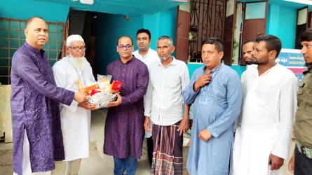 ঝালকাঠির শহীদ সেলিমের পরিবারকে বরিশাল বিভাগের  বিভাগীয় কমিশনারের ঈদ উপহার
