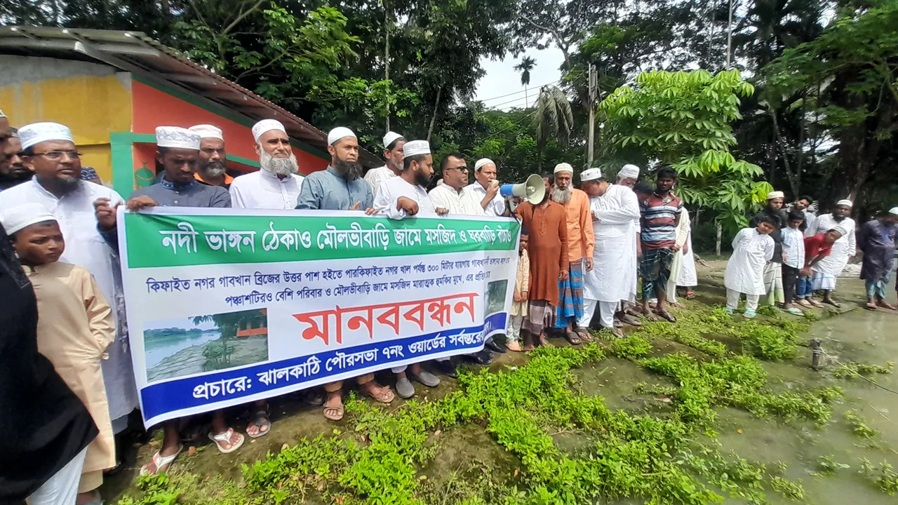 গাবখান নদীর তীব্র ভাঙন, হুমকিতে অর্ধশত পরিবার ও মসজিদ