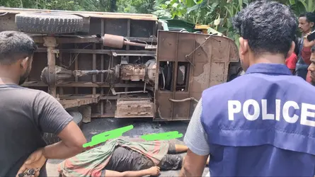 নলছিটিতে ট্রলি উল্টে মালিক নিহত