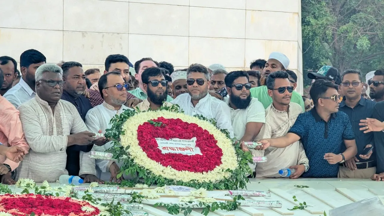 শহীদ জিয়ার মাজারে ঝালকাঠি জেলা পরিষদ প্রশাসকের পুষ্পার্ঘ্য অর্পণ