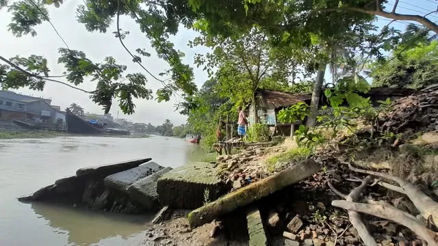 ঝালকাঠির অতুলমাঝির খেয়াঘাট এখন মরণফাঁদ, পারাপারে ঝুঁকি