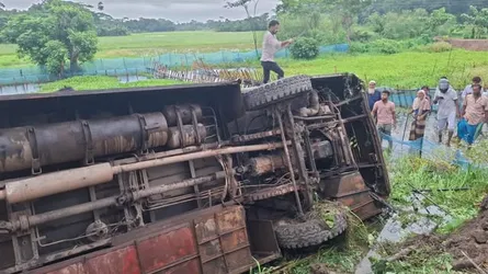 নলছিটিতে নিয়ন্ত্রণ হারিয়ে বাস খাদে