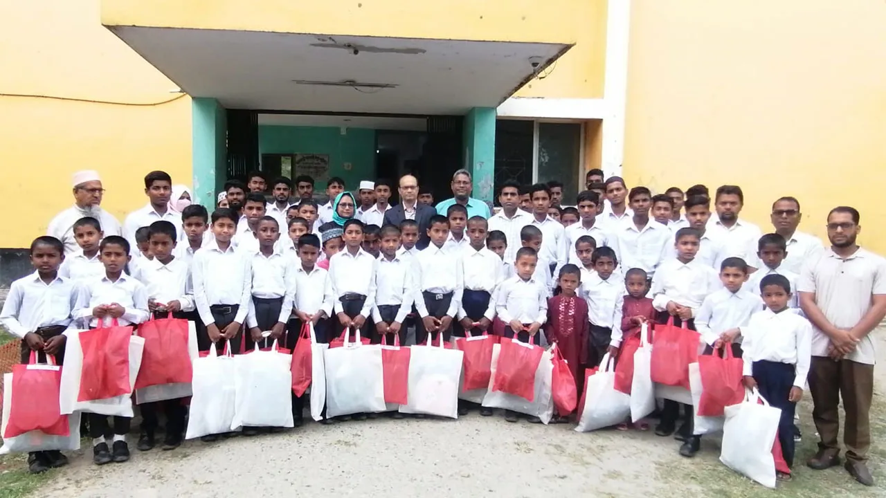 ঝালকাঠি শিশু পরিবারের ৫৮ শিক্ষার্থীর মাঝে ঈদ উপহার বিতরণ