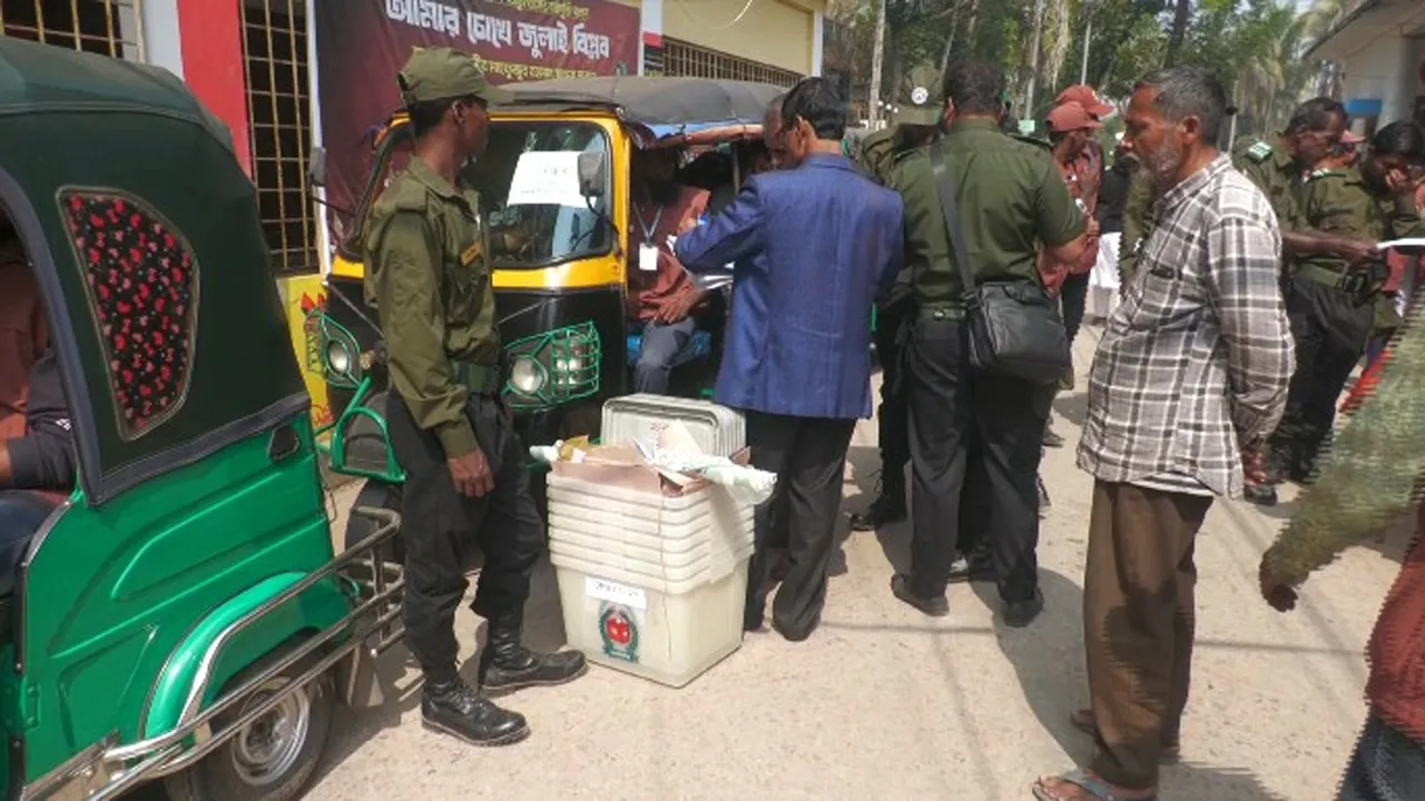 ঝালকাঠির কেন্দ্রগুলোতে পৌঁছে যাচ্ছে সরঞ্জাম