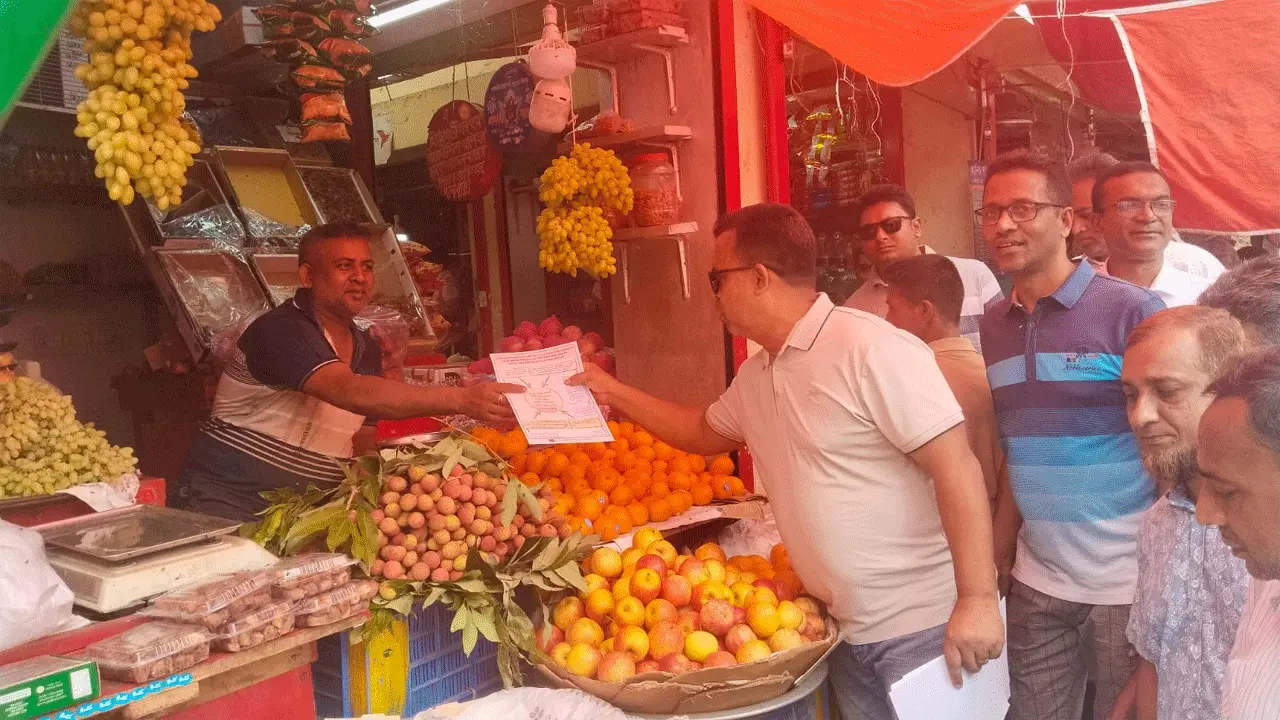 ঝালকাঠিতে জুলাই সনদ বাস্তবায়ন প্রচারণায় যুবদলের লিফলেট বিতরণ