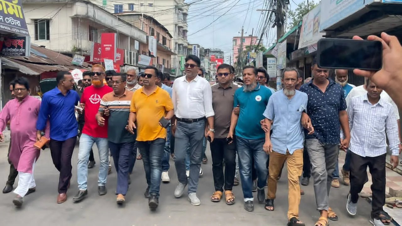 ঝালকাঠিতে আওয়ামী লীগের নৈরাজ্য ঠেকাতে যুবদলের বিক্ষোভ মিছিল
