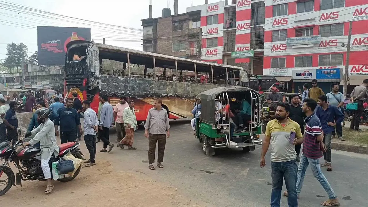 বাসে আগুন দেয়ায় পরিবহন শ্রমিকদের সড়ক অবরোধ