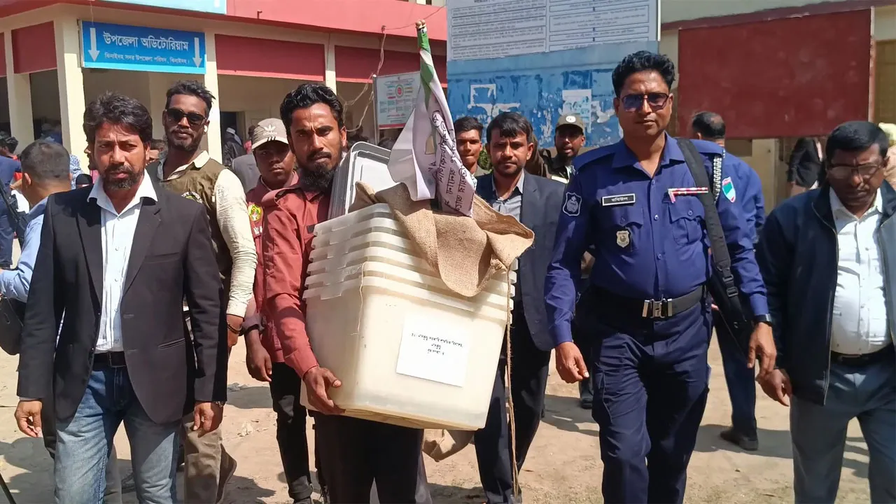 ঝিনাইদহের ভোটকেন্দ্রে পাঠানো হয়েছে নির্বাচনী সরঞ্জাম