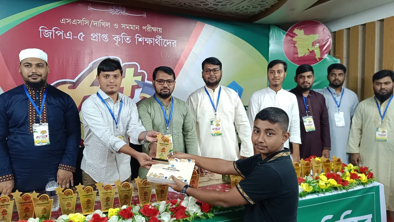 ঝিনাইদহে মেধাবী শিক্ষার্থীদের সংবর্ধনা